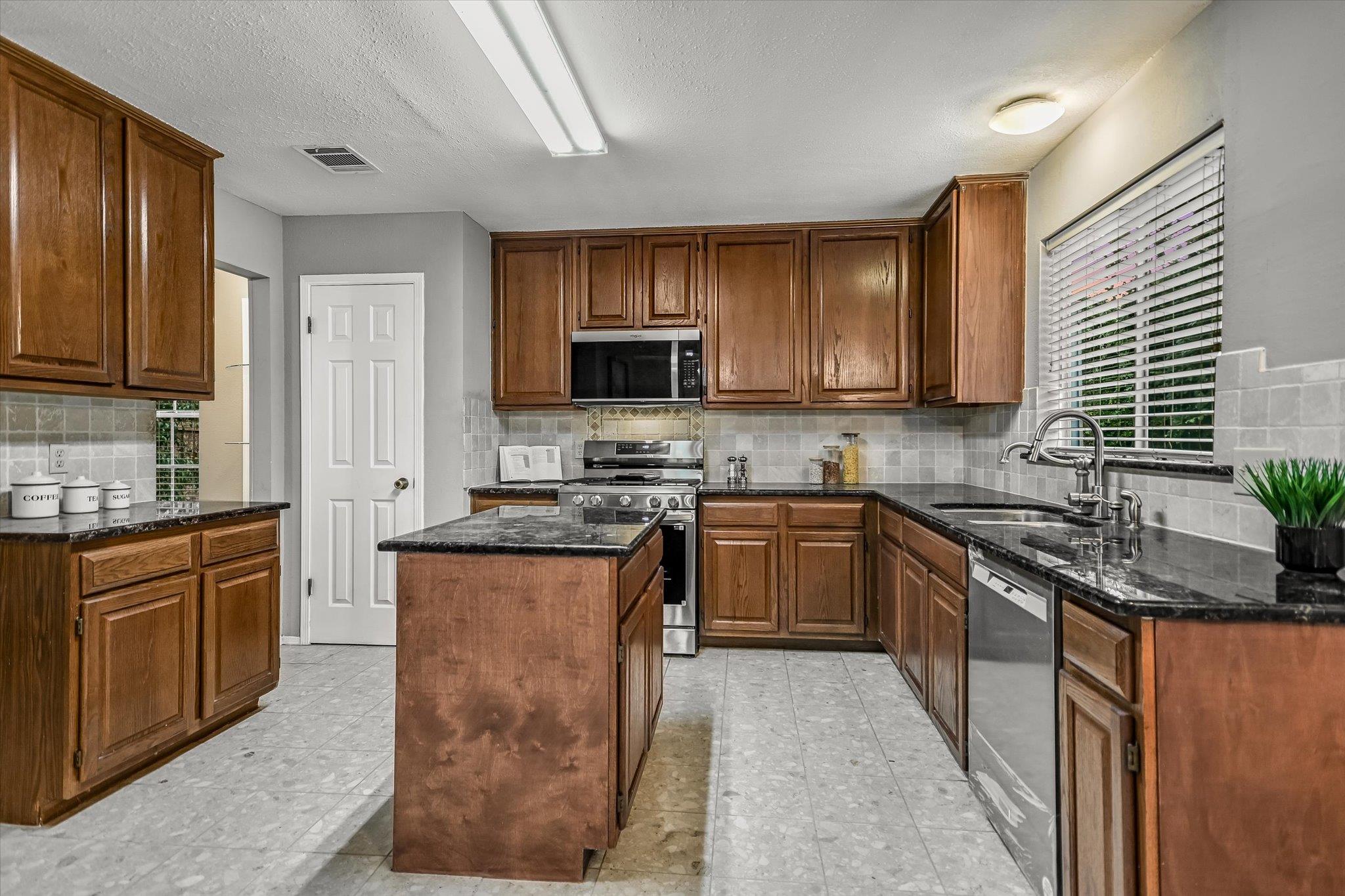 16902 Tomcat Dr Property Photo 11