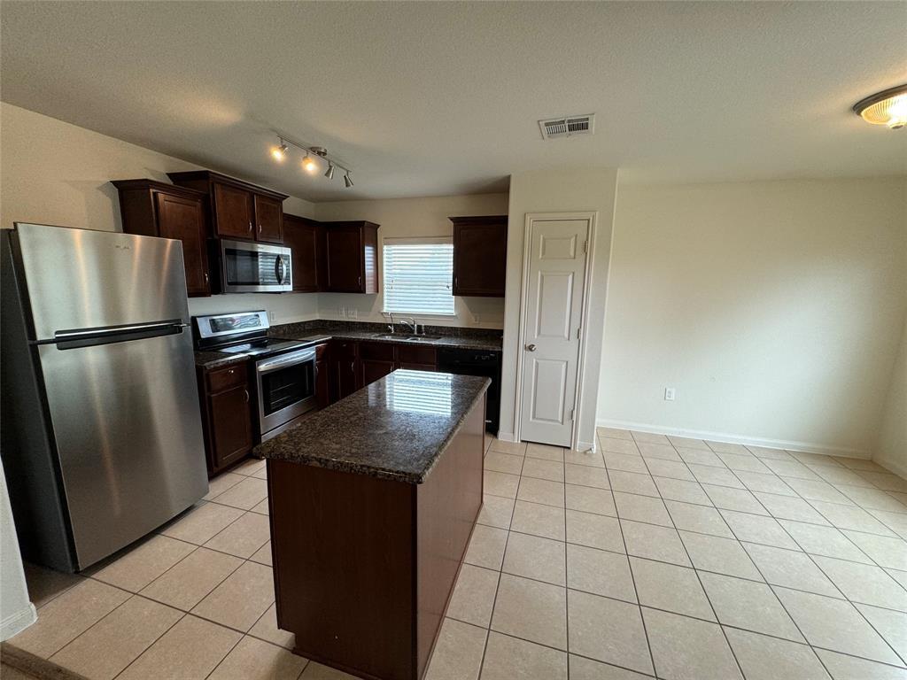 19400 Tayshas St Property Photo 4