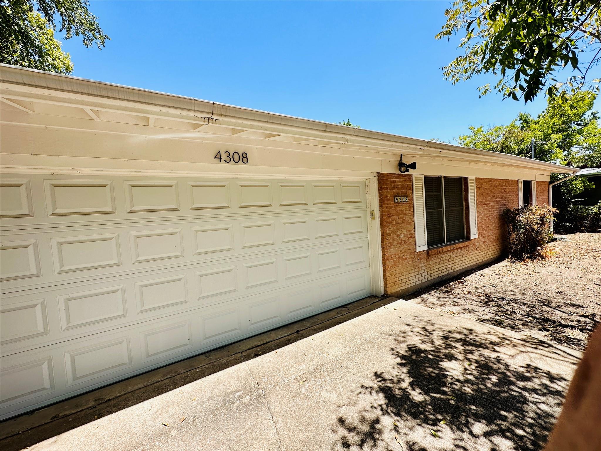 4308 Airport Blvd Property Photo