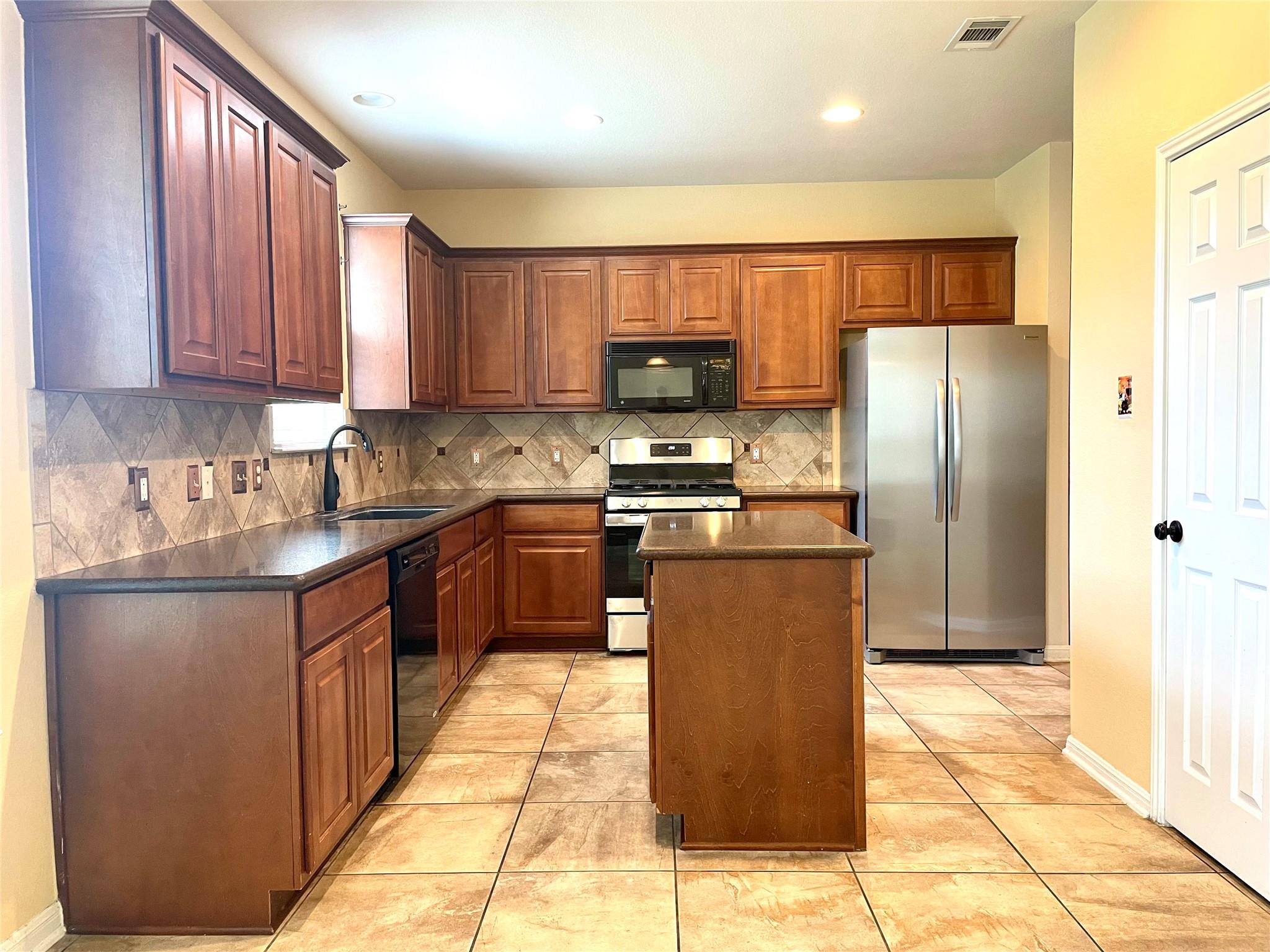 20625 Farm Pond Ln Property Photo 13