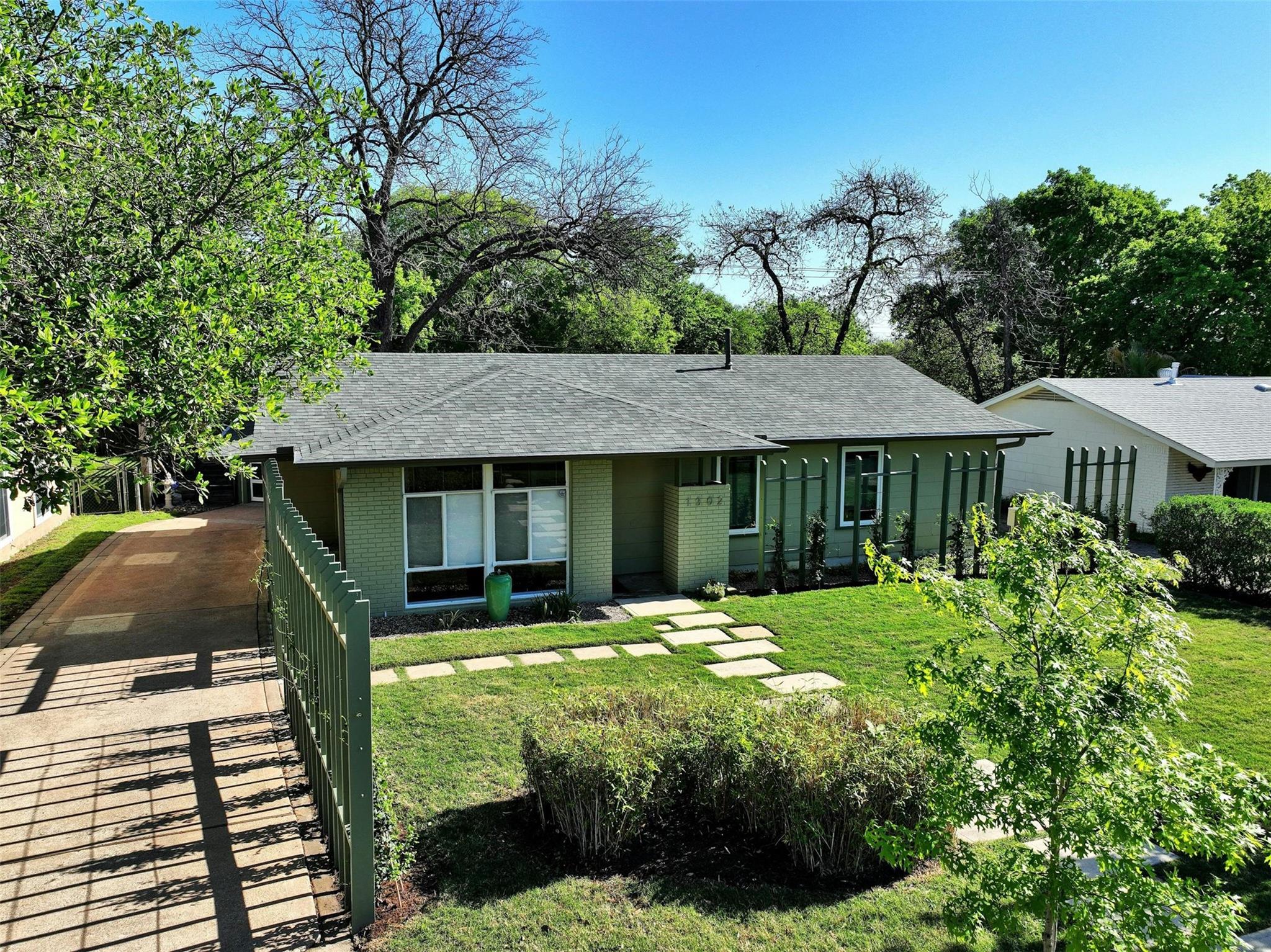 1302 Berkshire Dr Property Photo 3