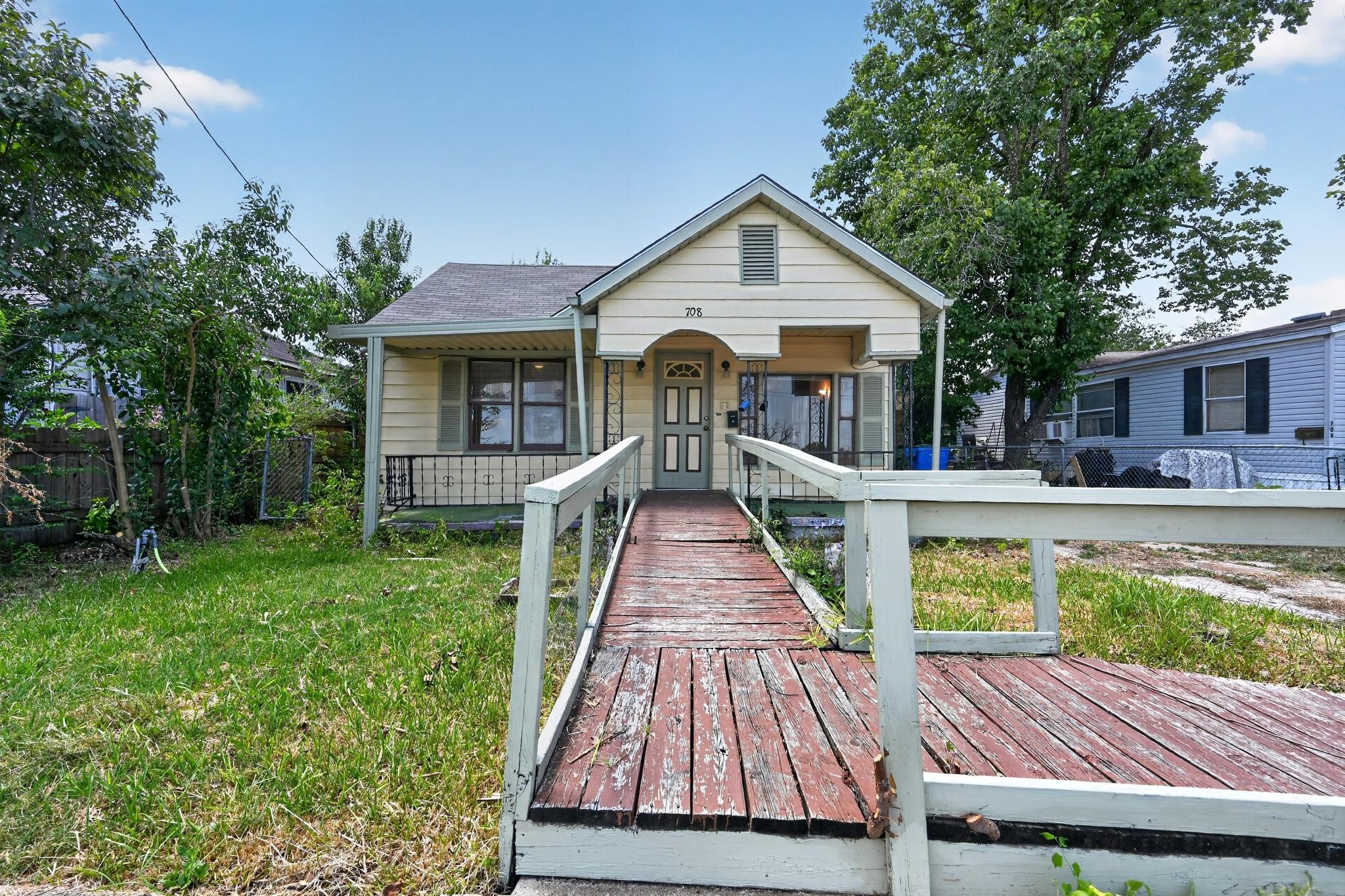 708 Booth St Property Photo 1