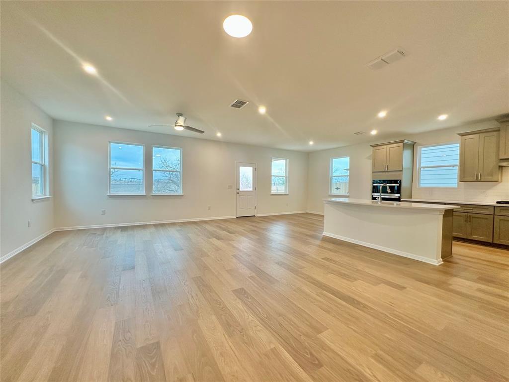 380 Young St Property Photo 3