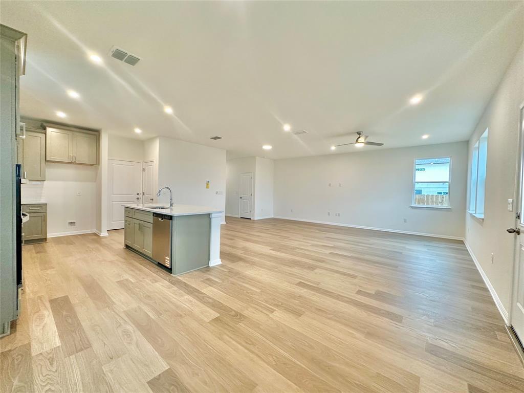 380 Young St Property Photo 6