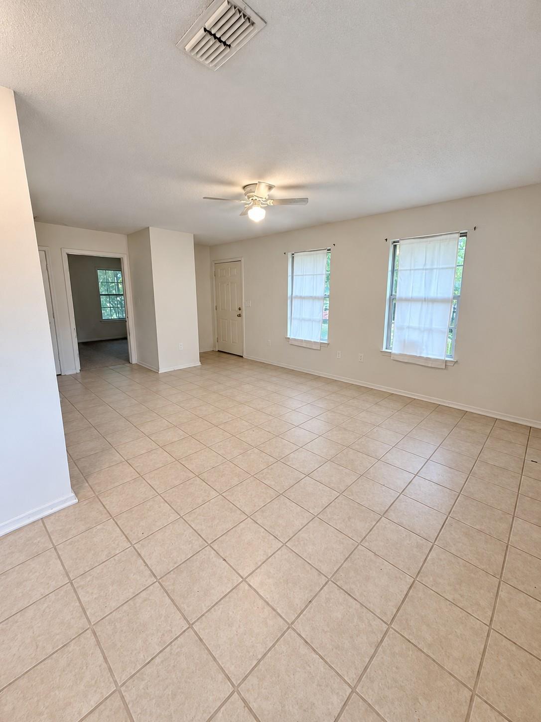 601 Cottonwood St Property Photo 4