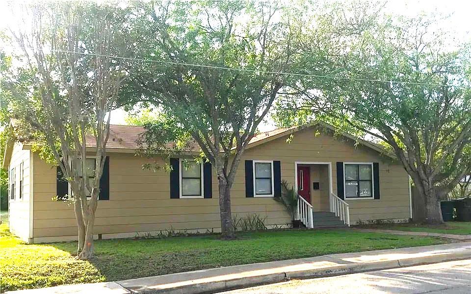 911 Brazos St Property Photo 1