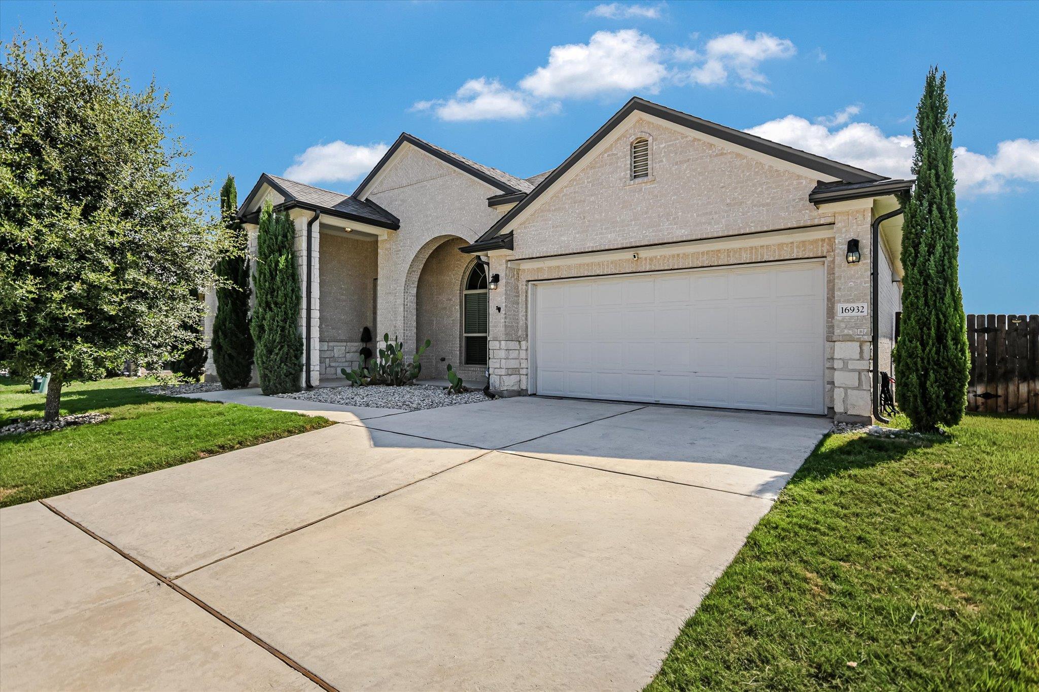 16932 Aventura Ave Property Photo 2