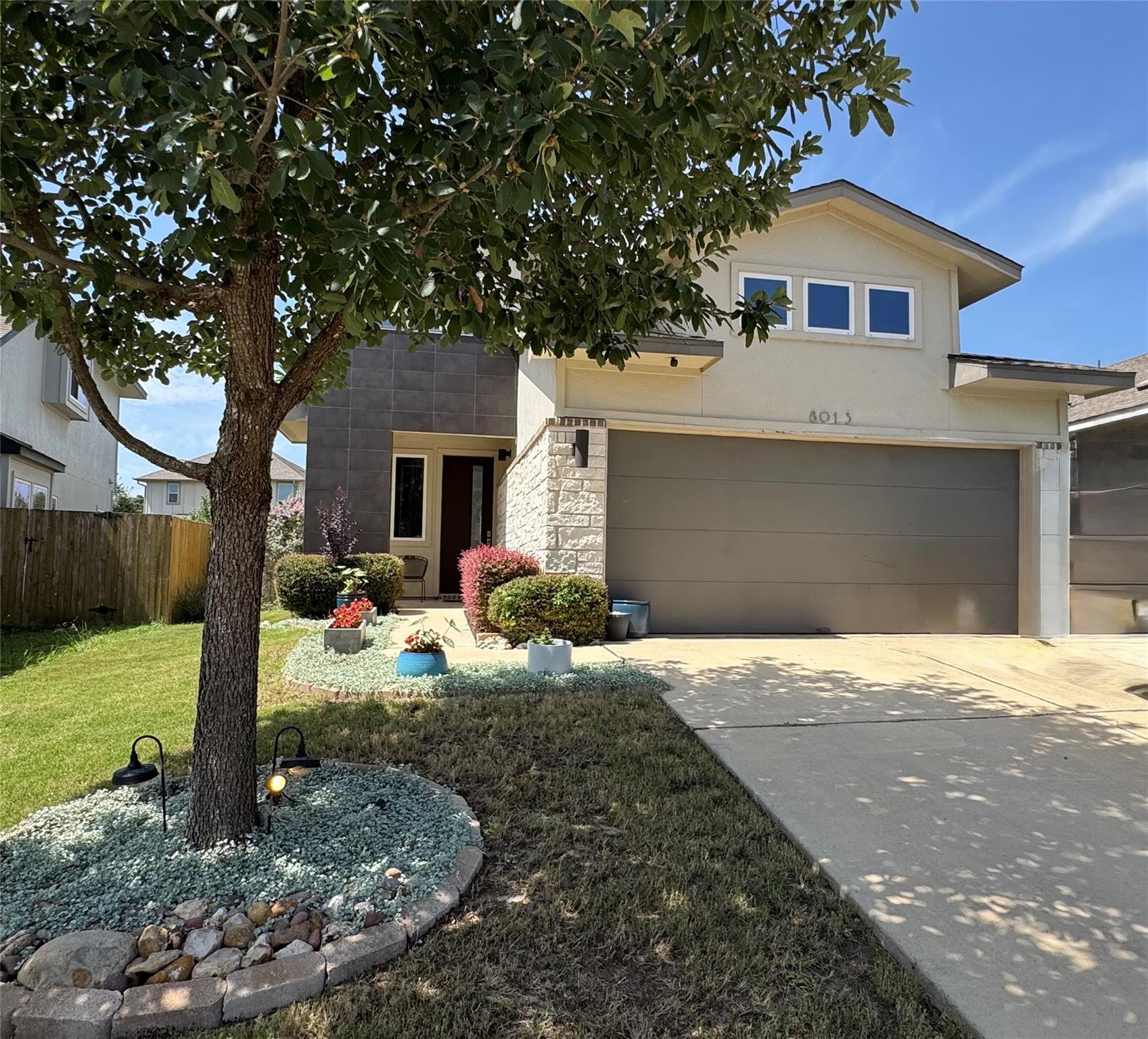 8013 Izetta Ln Property Photo 1