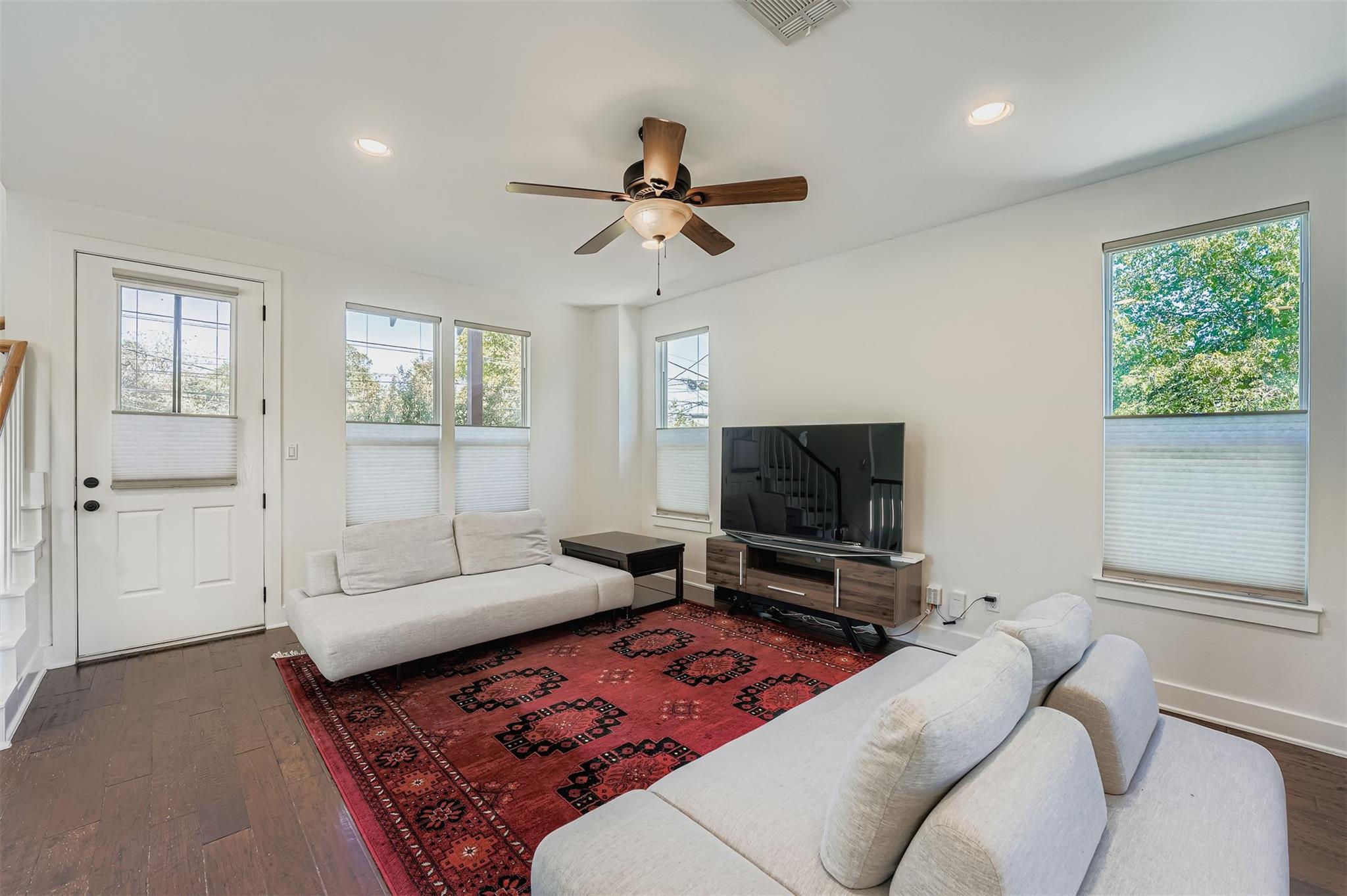 2709 E 13th St Property Photo 4