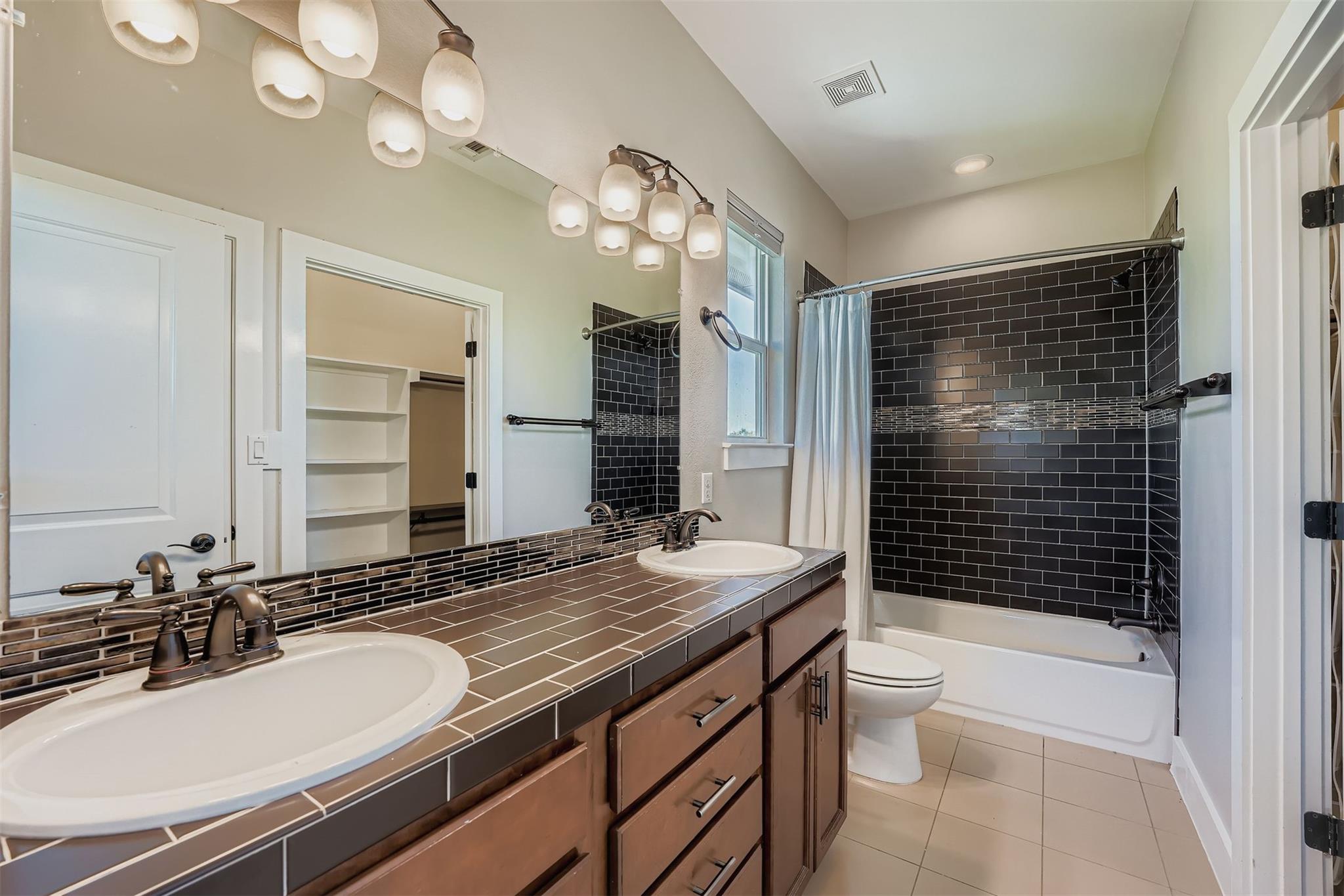 2709 E 13th St Property Photo 14