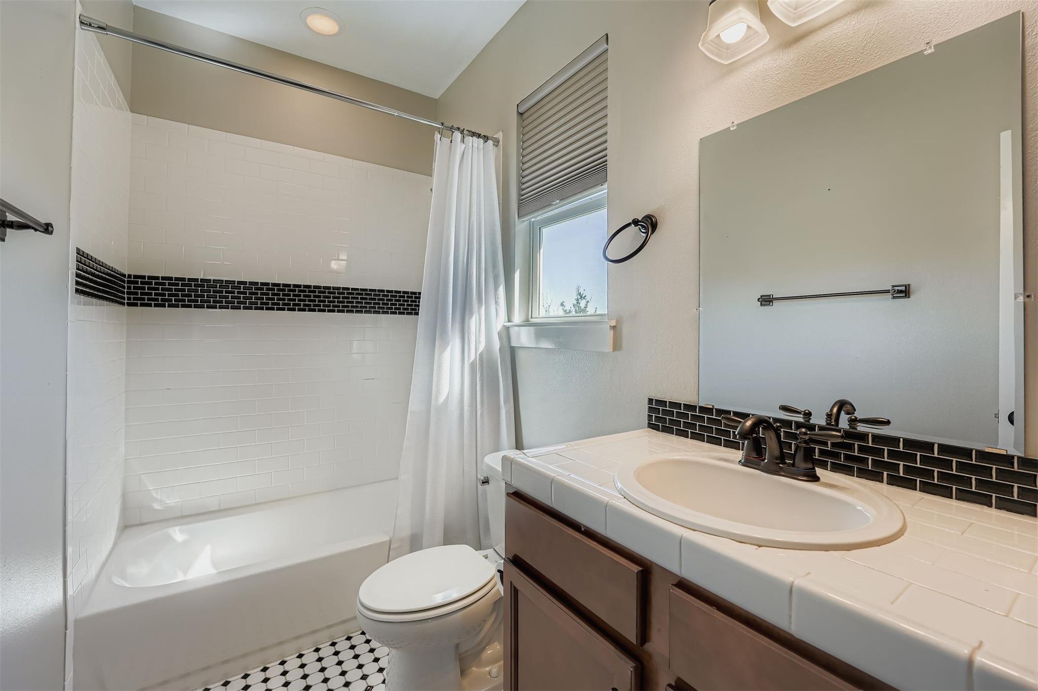 2709 E 13th St Property Photo 16