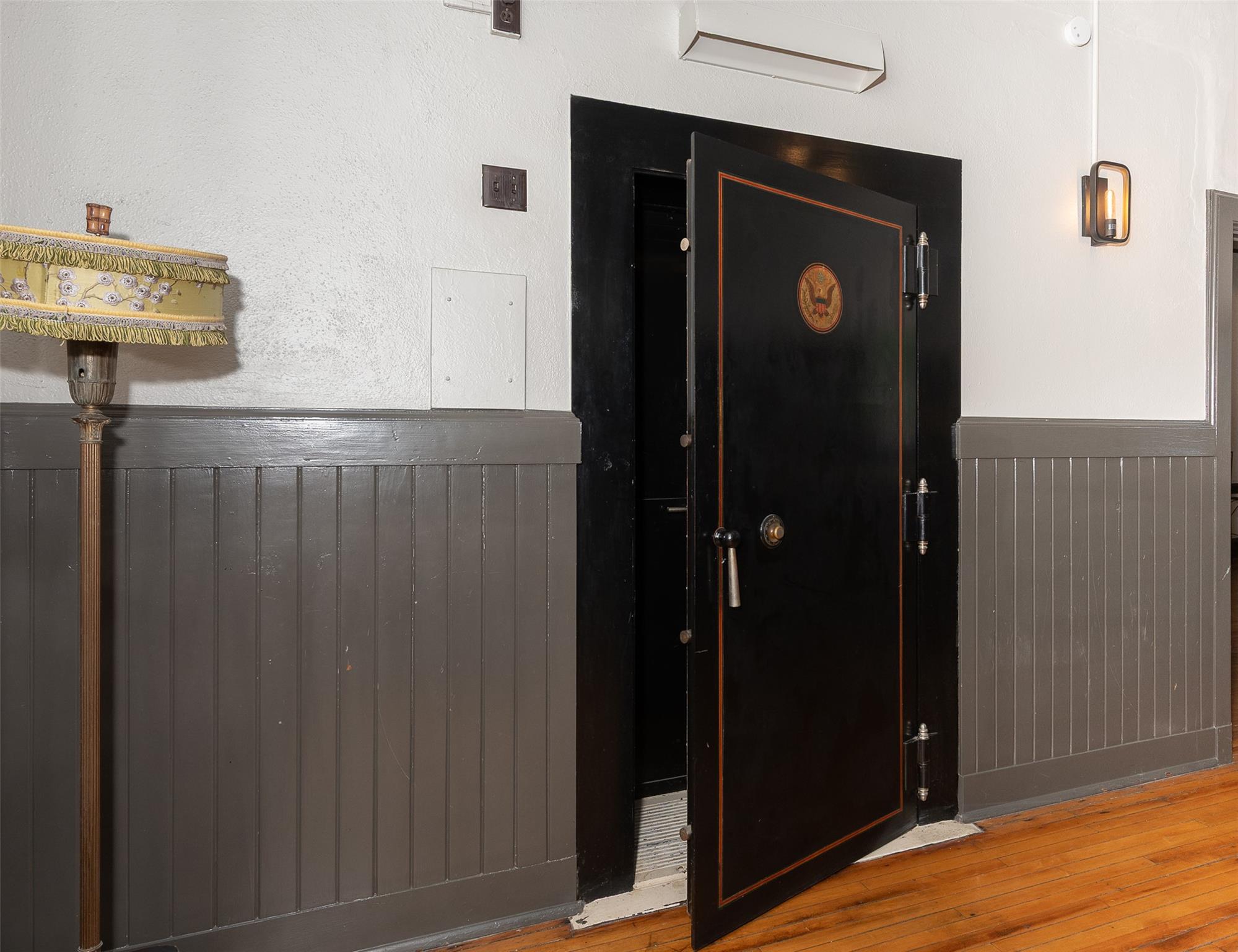 102 W Fox St Property Photo 13