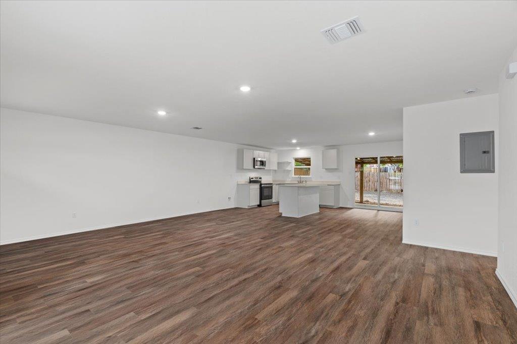 5307 Village Trl Property Photo 2