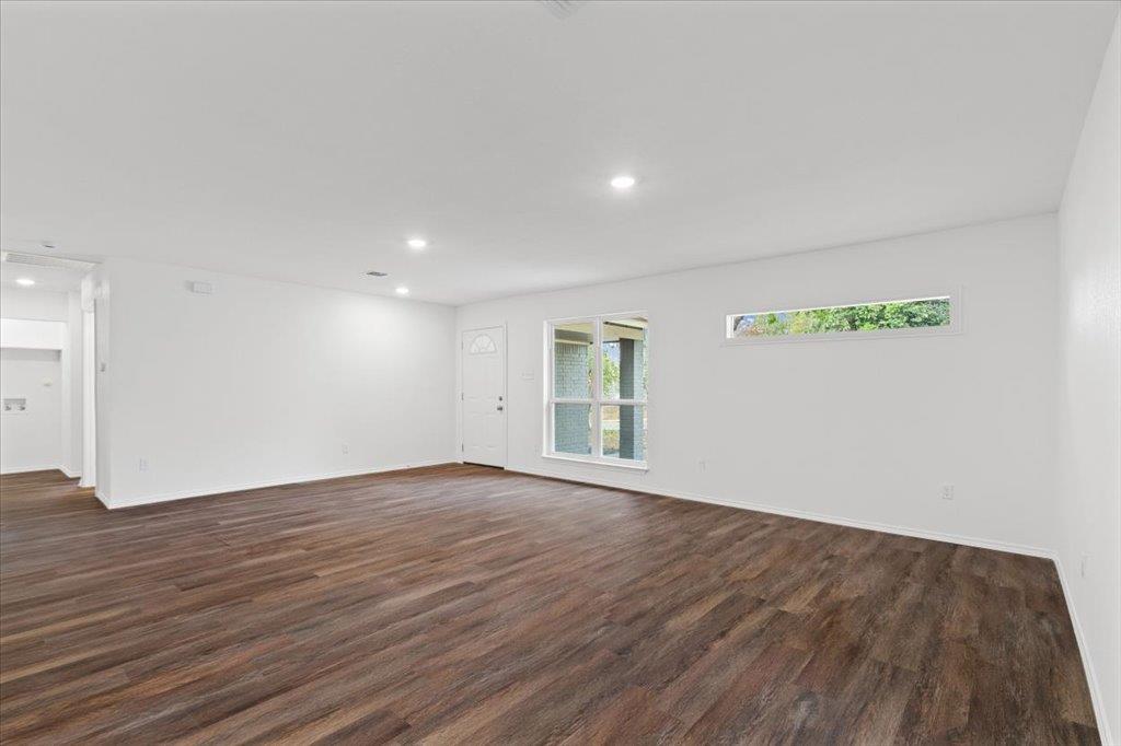 5307 Village Trl Property Photo 3