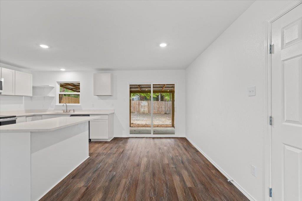 5307 Village Trl Property Photo 4