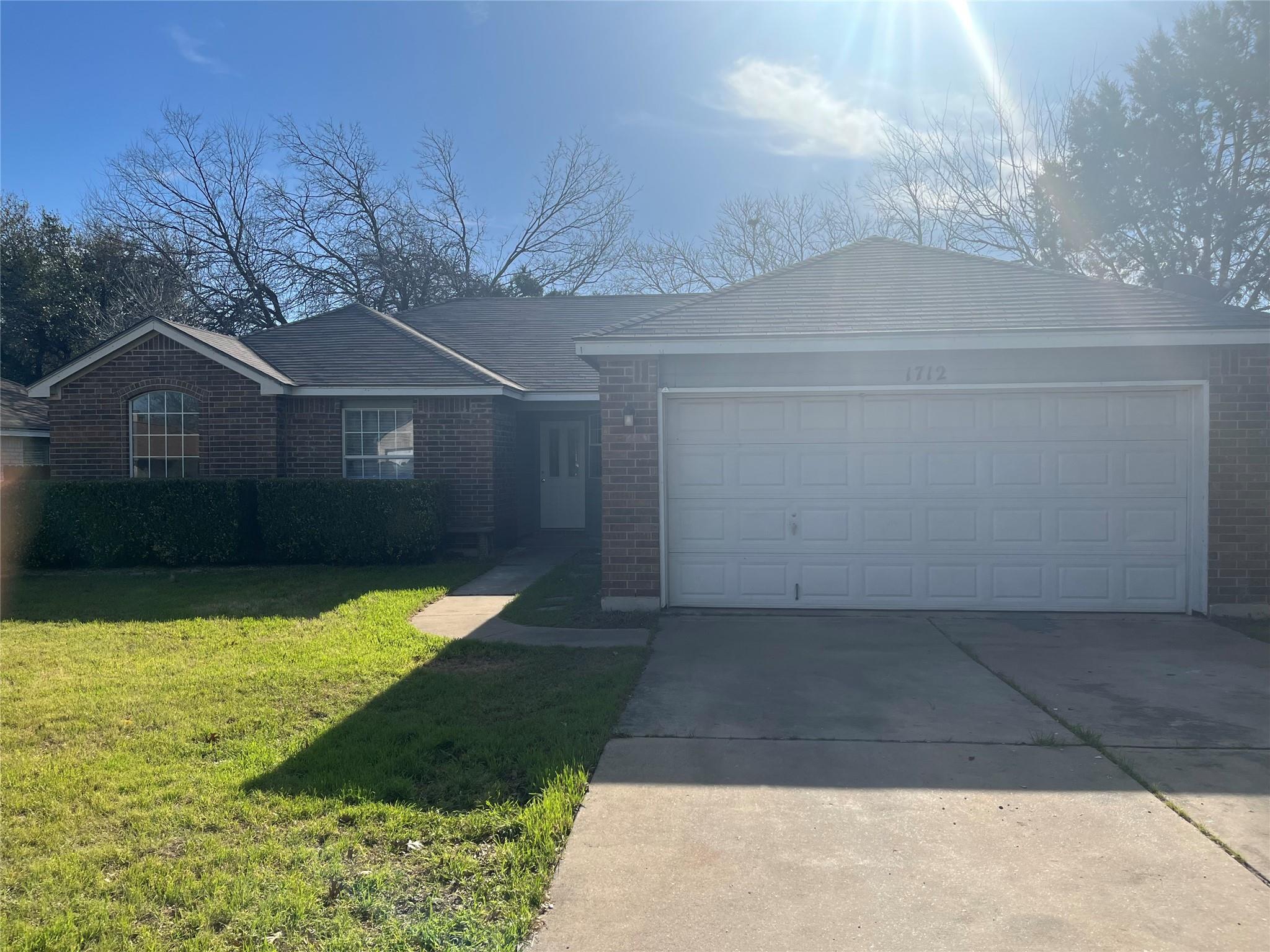 1712 Parkwood Dr Property Photo