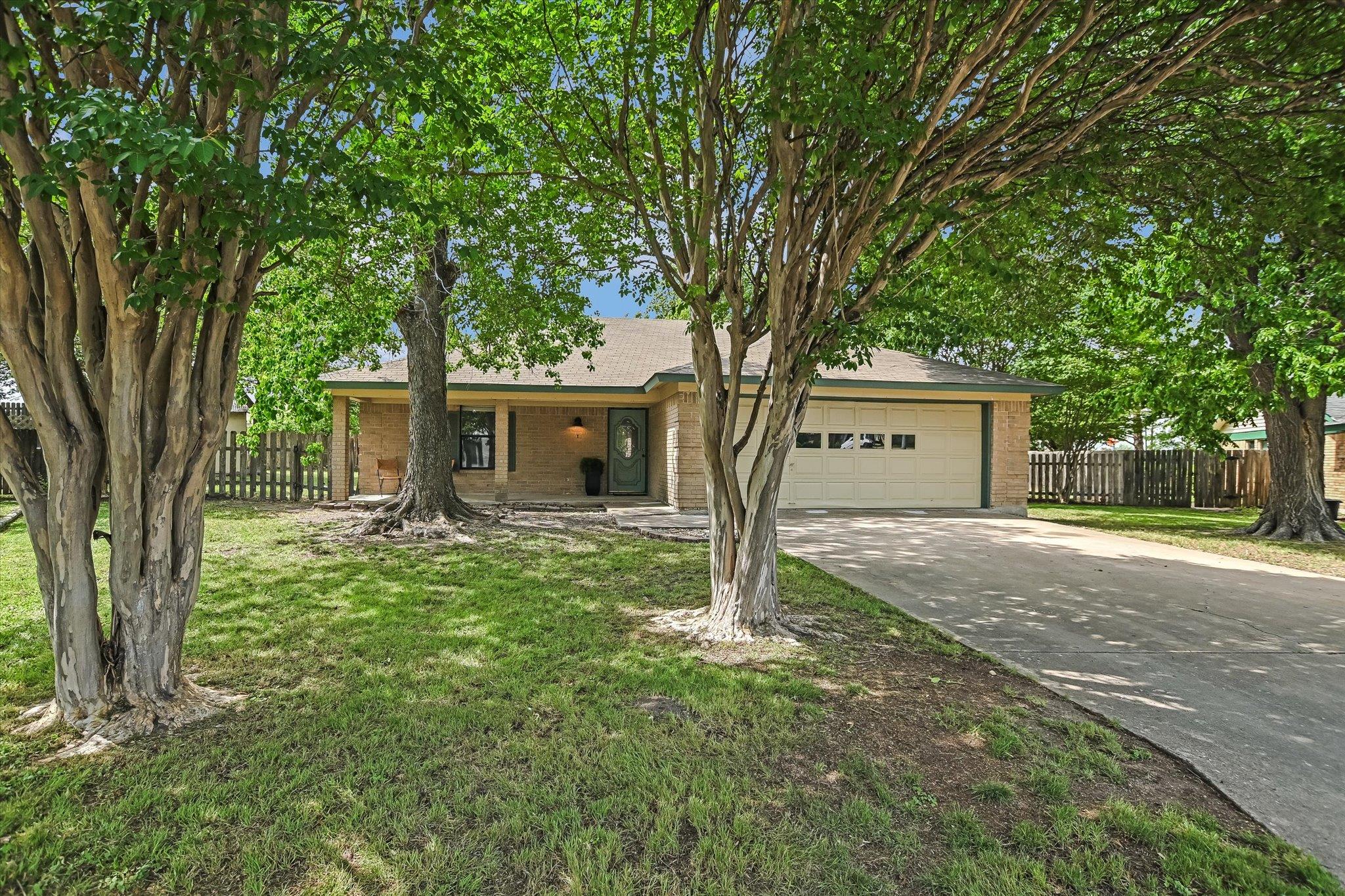 111 Creekside Dr Property Photo 1