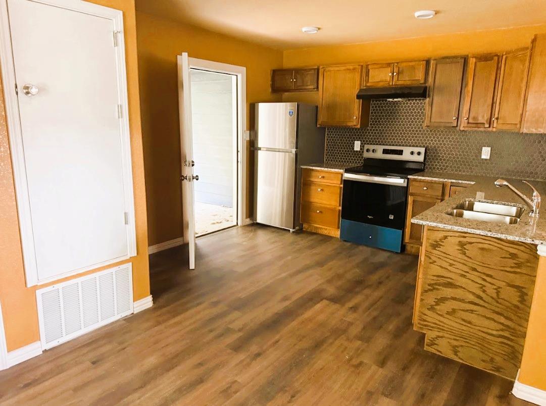 240 W Elm St #a Property Photo 5