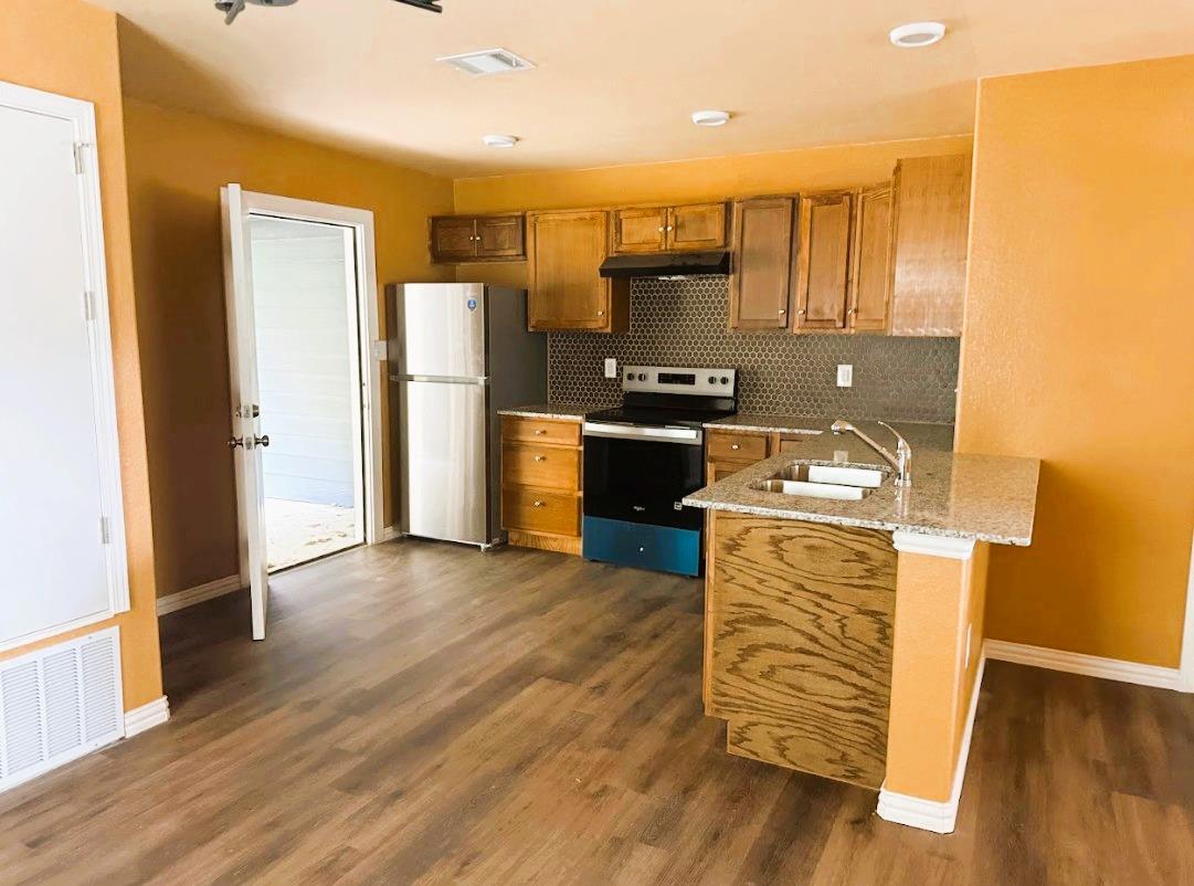 240 W Elm St #a Property Photo 9