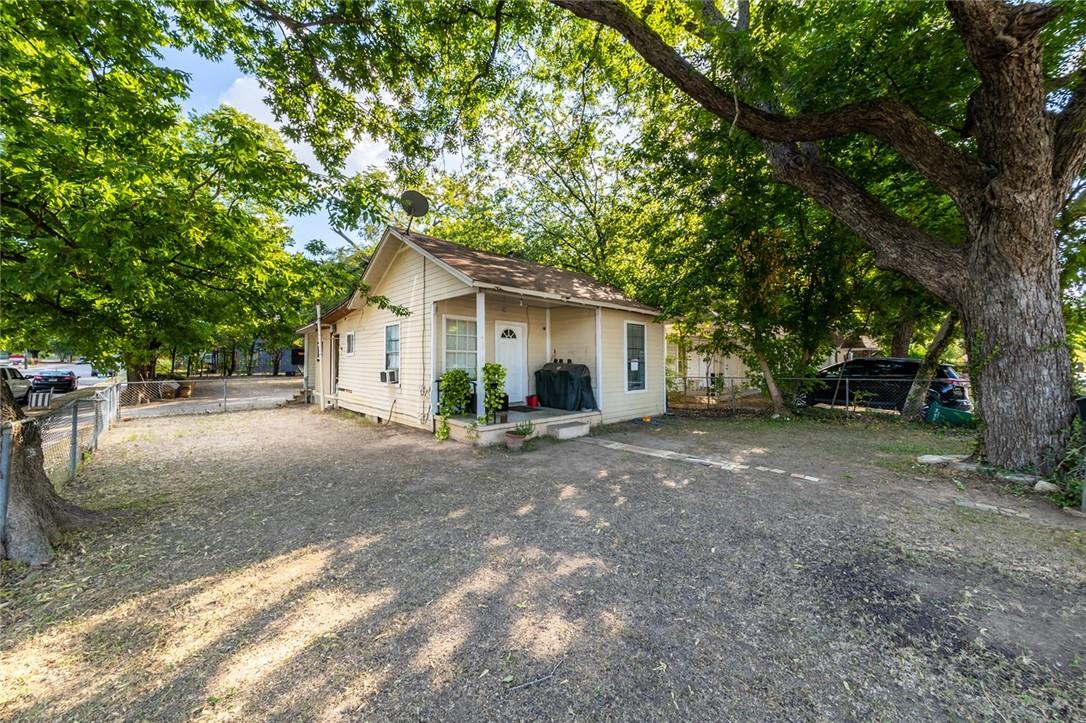 1511 Holly St Property Photo 3