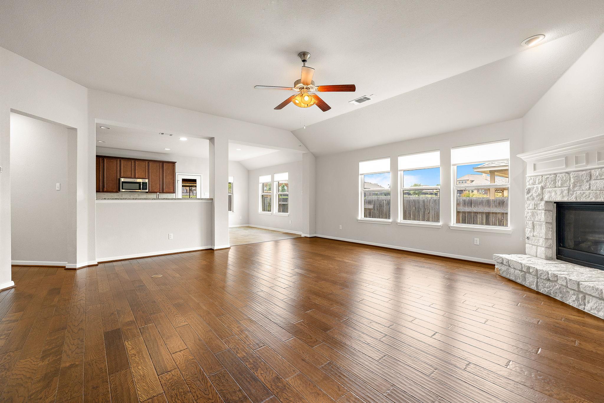 1512 Daylily Loop Property Photo 4