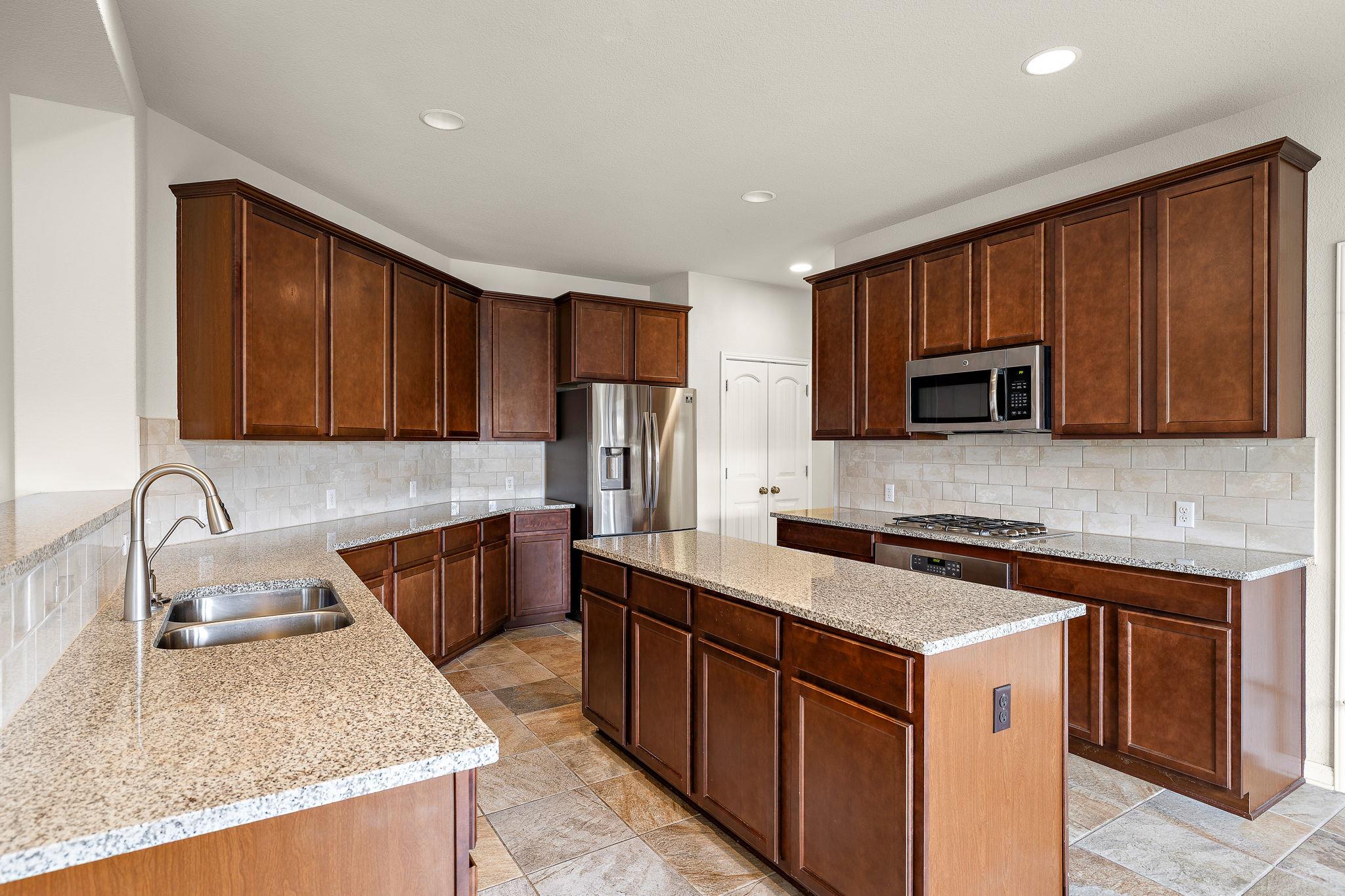 1512 Daylily Loop Property Photo 10