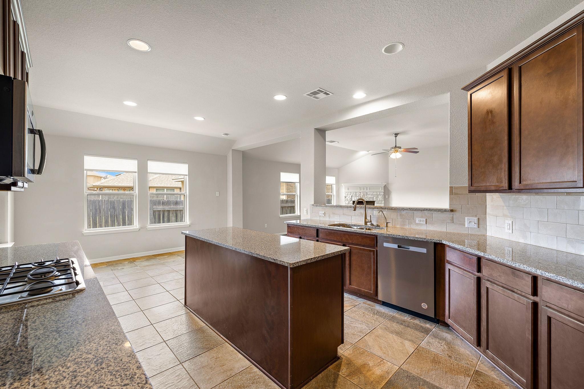 1512 Daylily Loop Property Photo 12