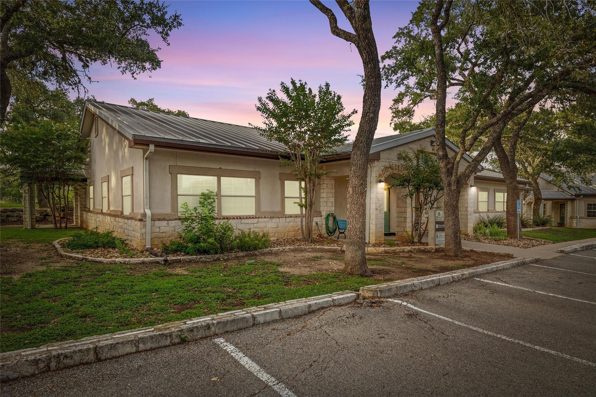 800 W Highway 290 None #d Property Photo 2