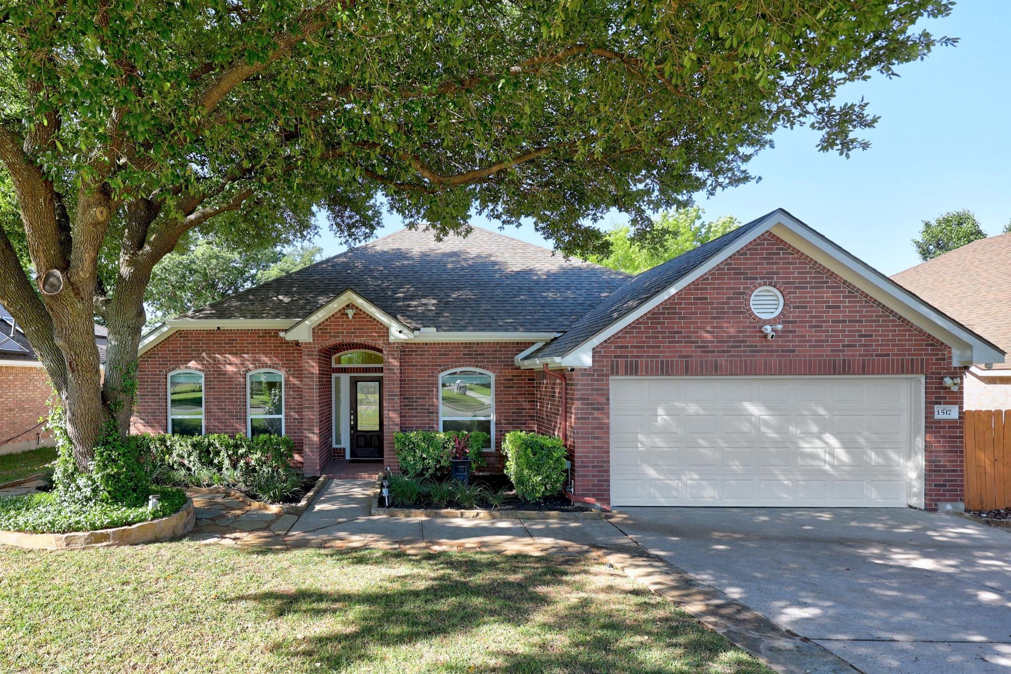1517 Cherokee Run Property Photo 1