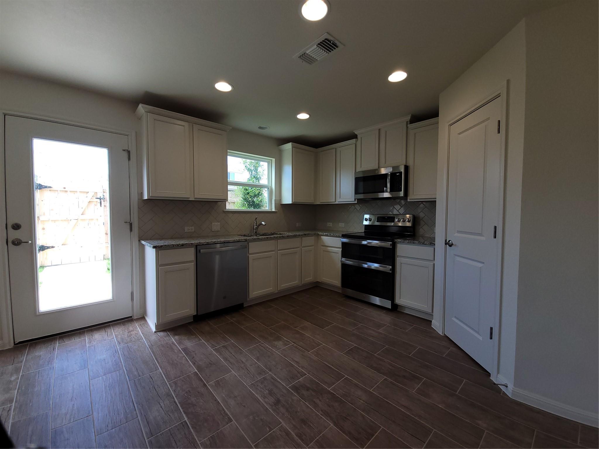 17204 Adoro Dr Property Photo 10