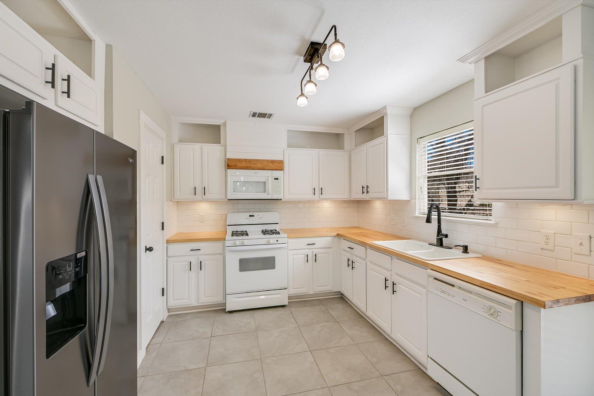 811 Chiselpoint Cv Property Photo 8