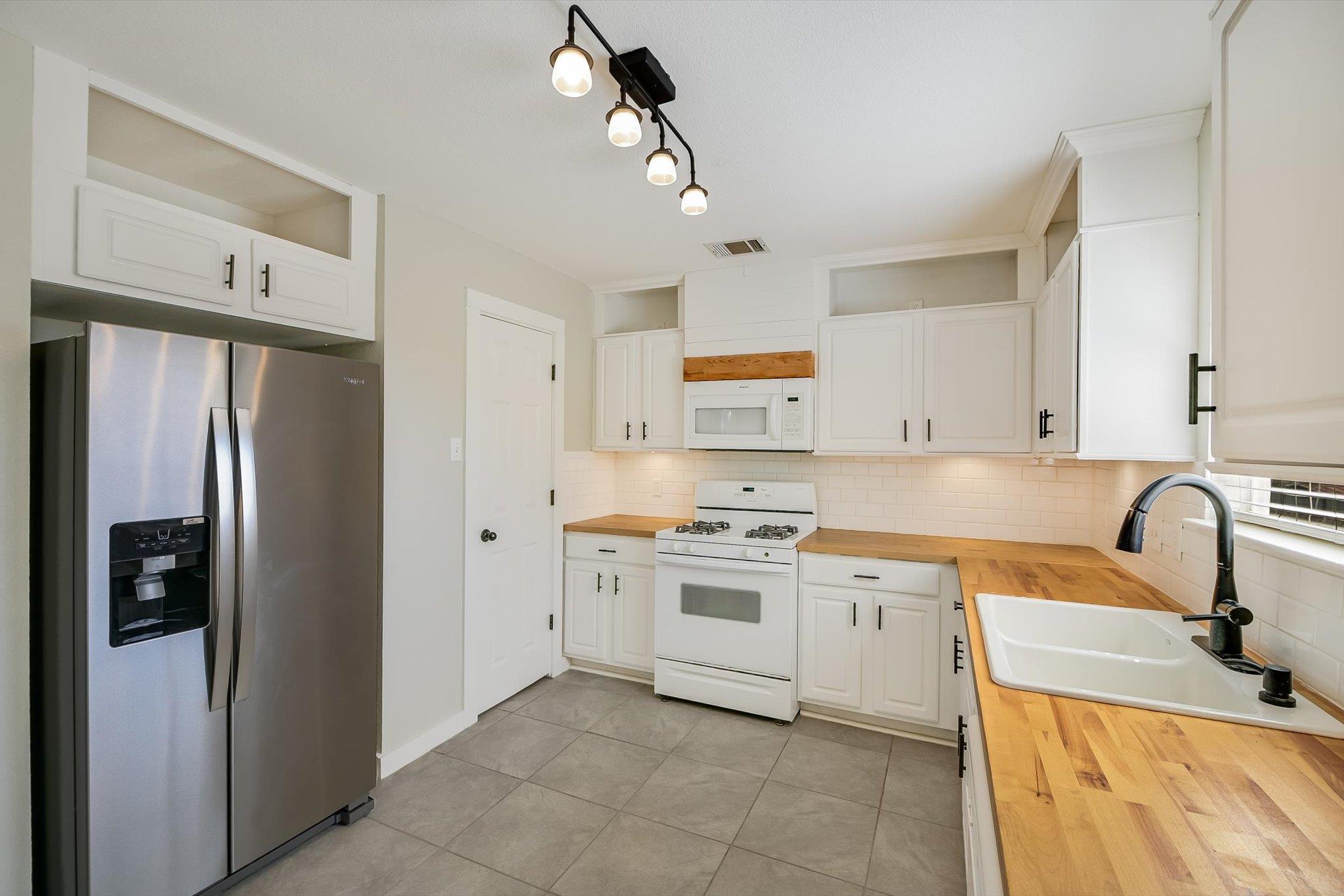 811 Chiselpoint Cv Property Photo 9