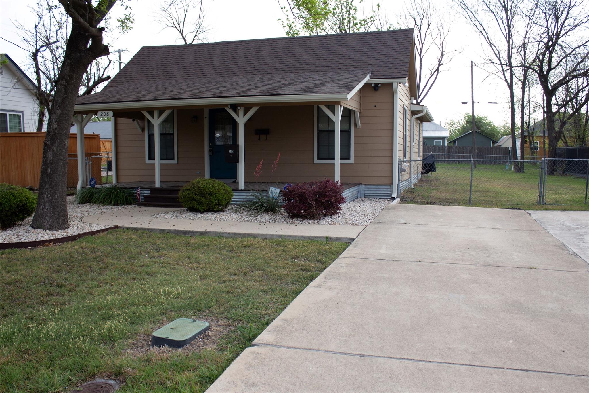 208 Shaw St Property Photo 3