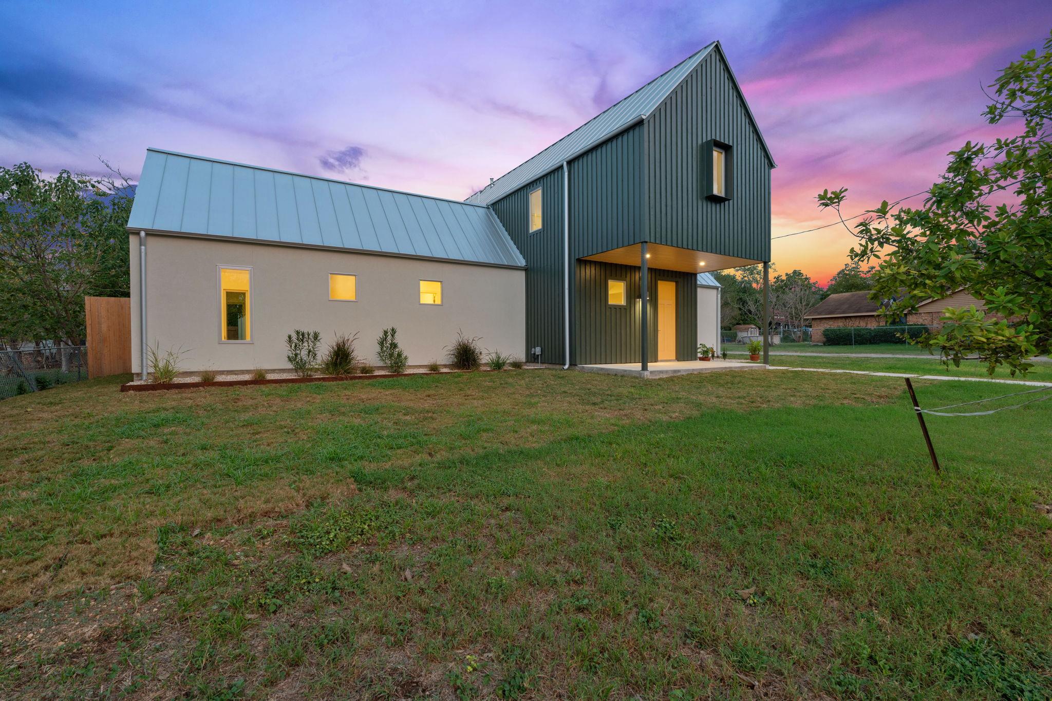 420 S Brazos St Property Photo 3