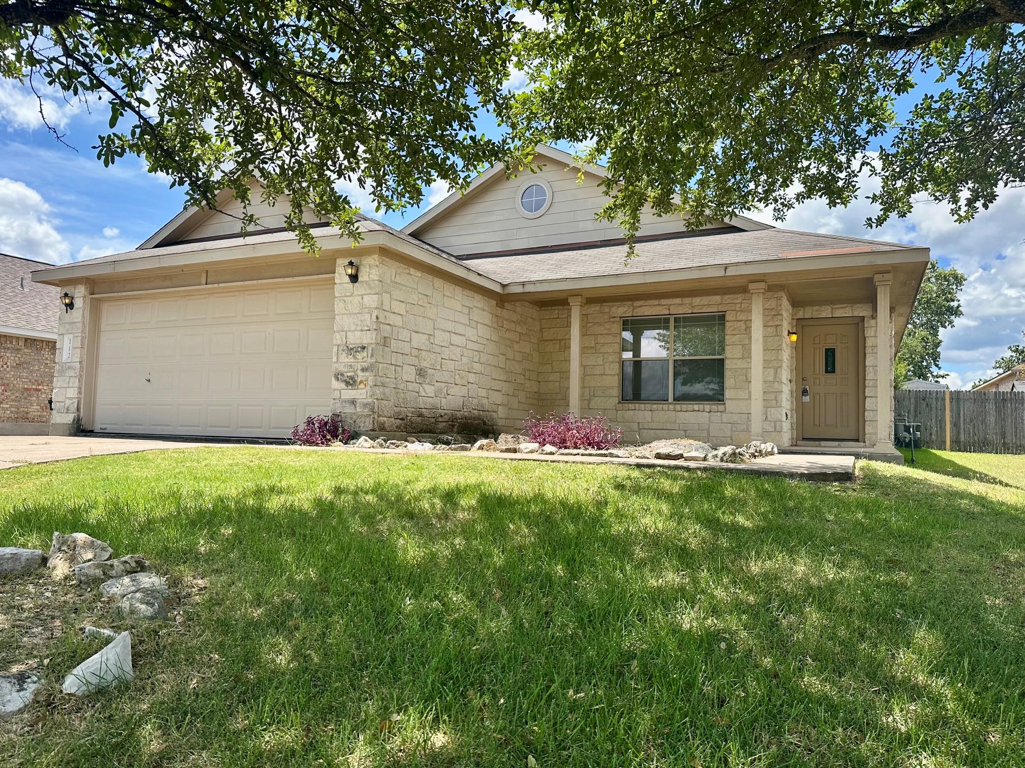 112 Cowboy Cv Property Photo 3