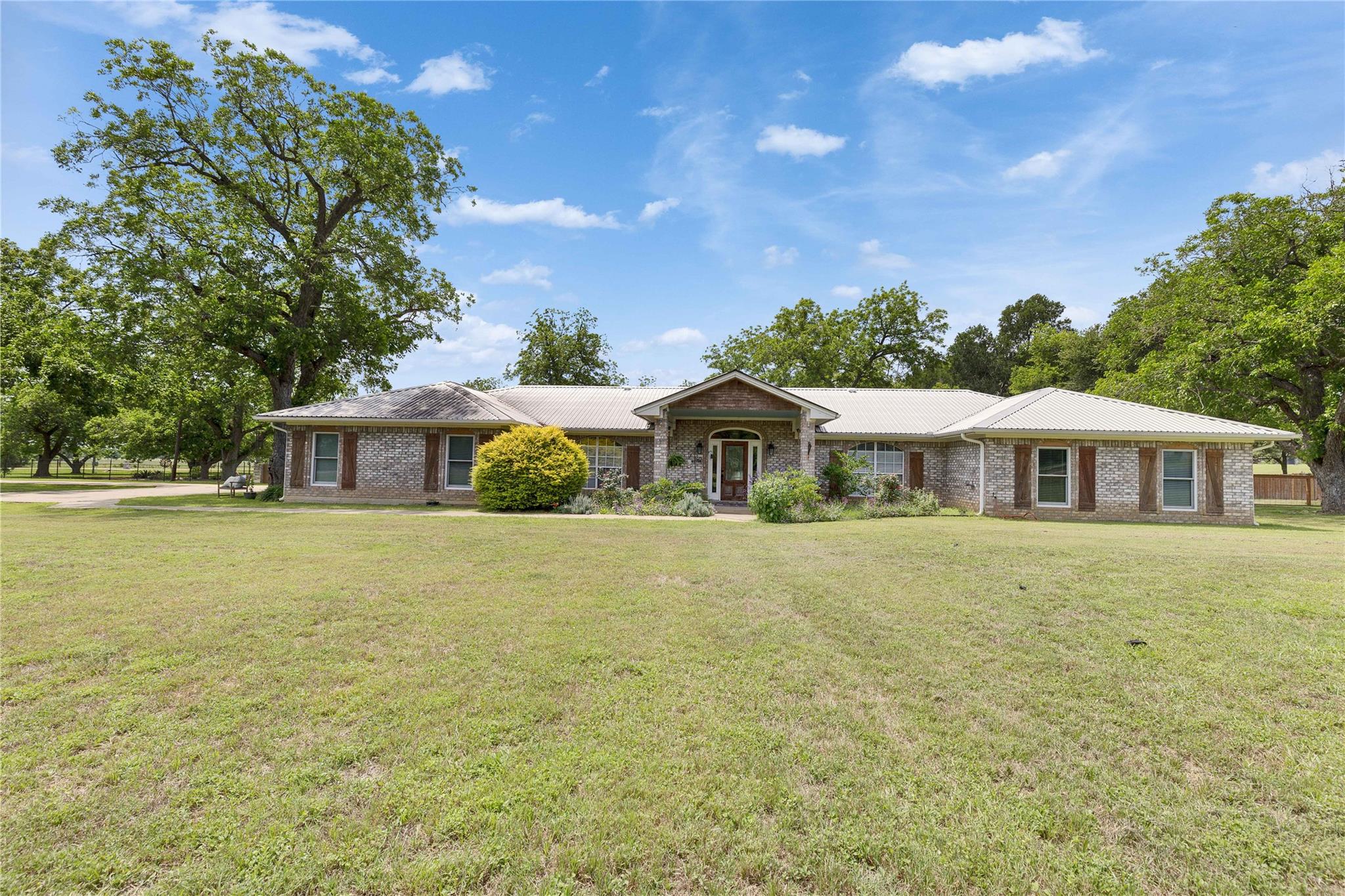 240 2 Mile Ln Property Photo