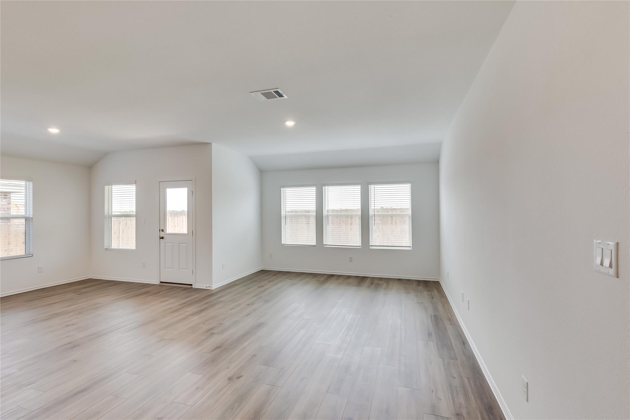 2000 Gilmer Way Property Photo 6