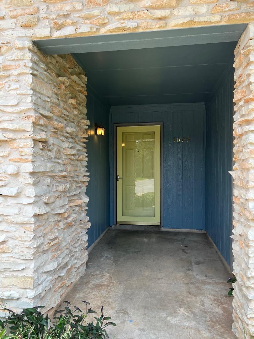 1009 Whispering Dr Property Photo 3