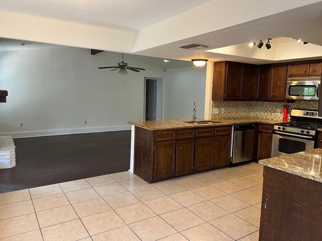 1009 Whispering Dr Property Photo 6