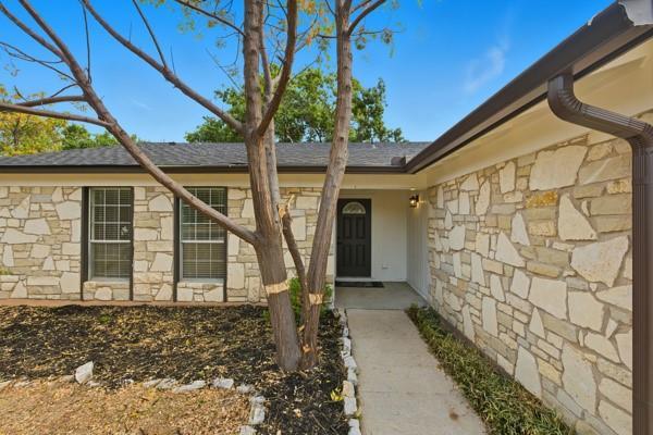300 Twin Oak Trl Property Photo 1