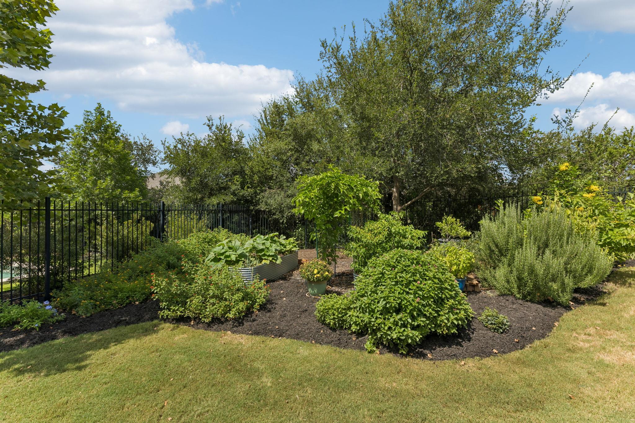 642 Jacksdaw Dr Property Photo 27