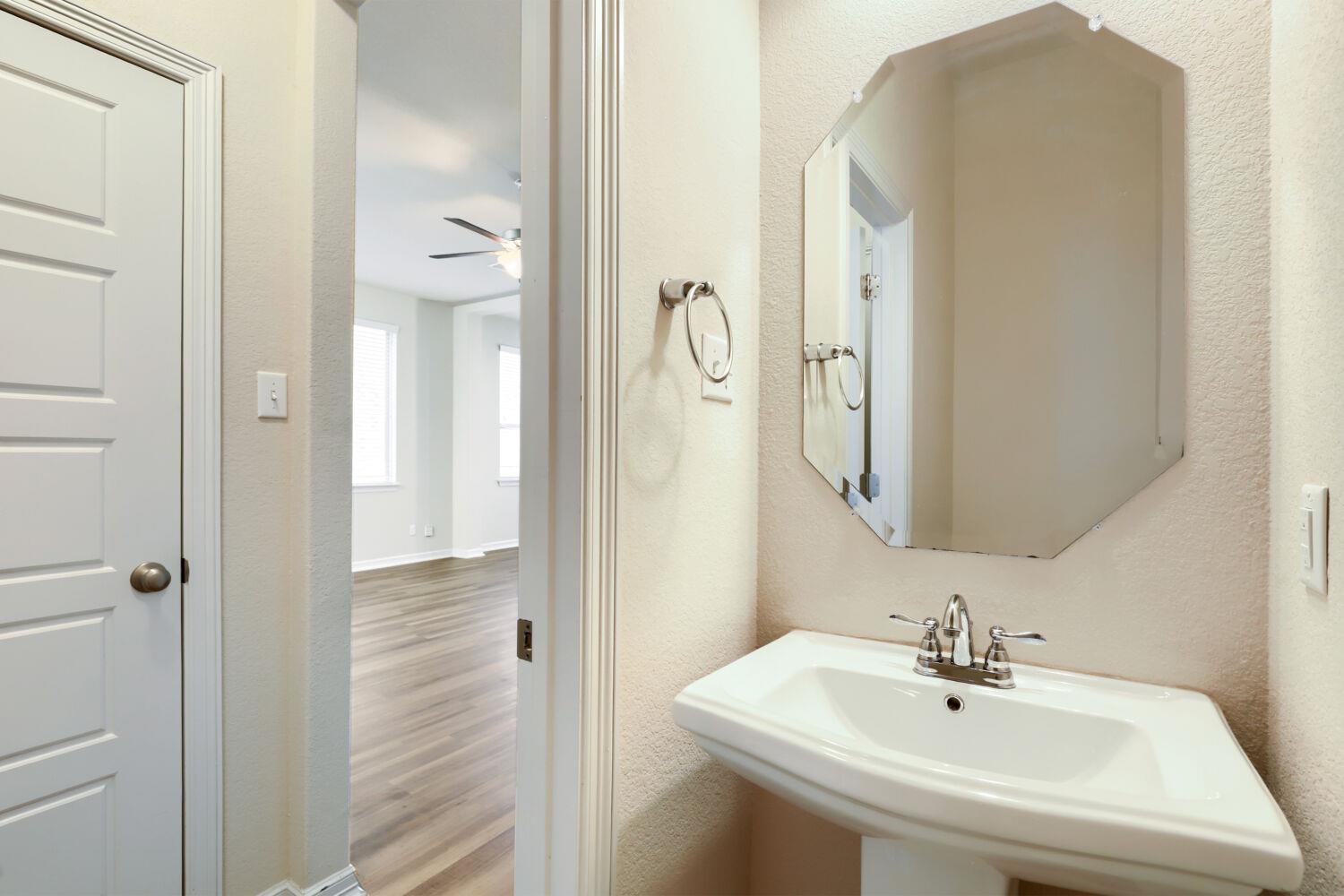 2501 Meyer Cv #b Property Photo 9