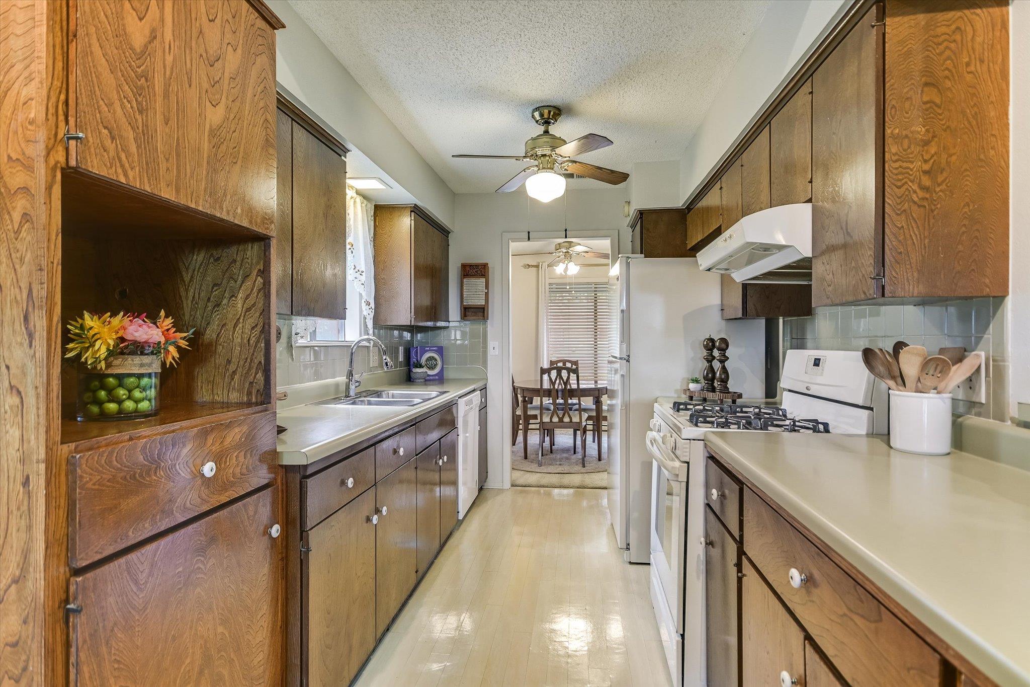 10207 Willfield Dr Property Photo 8