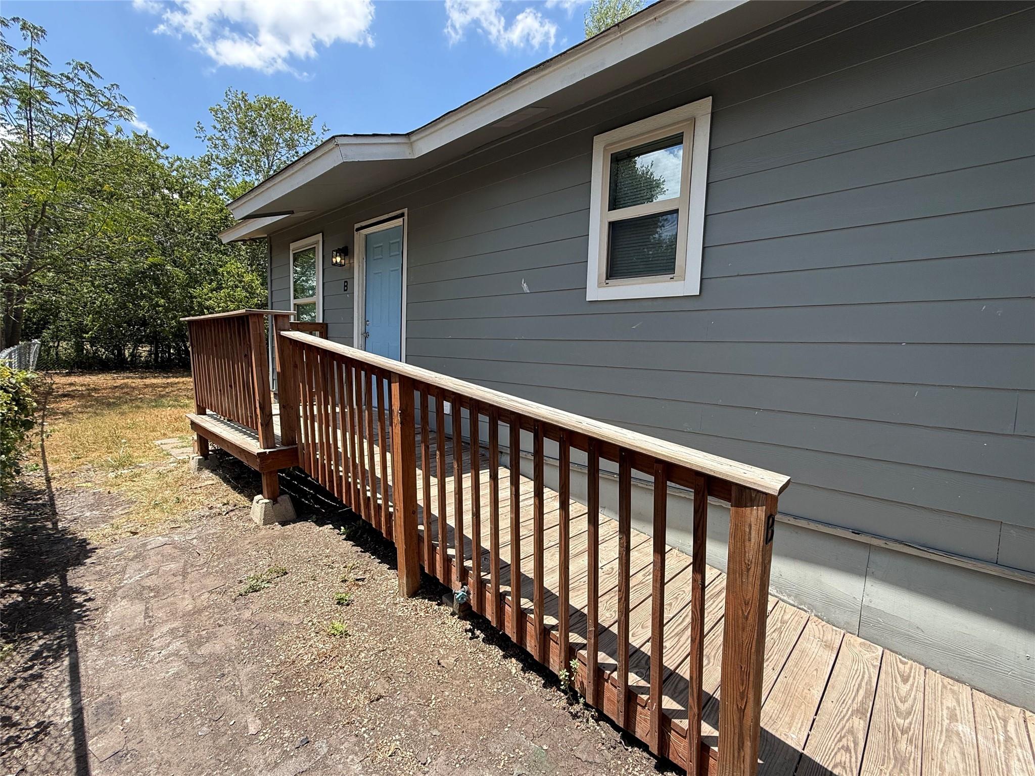 1009 Alex St #b Property Photo 1