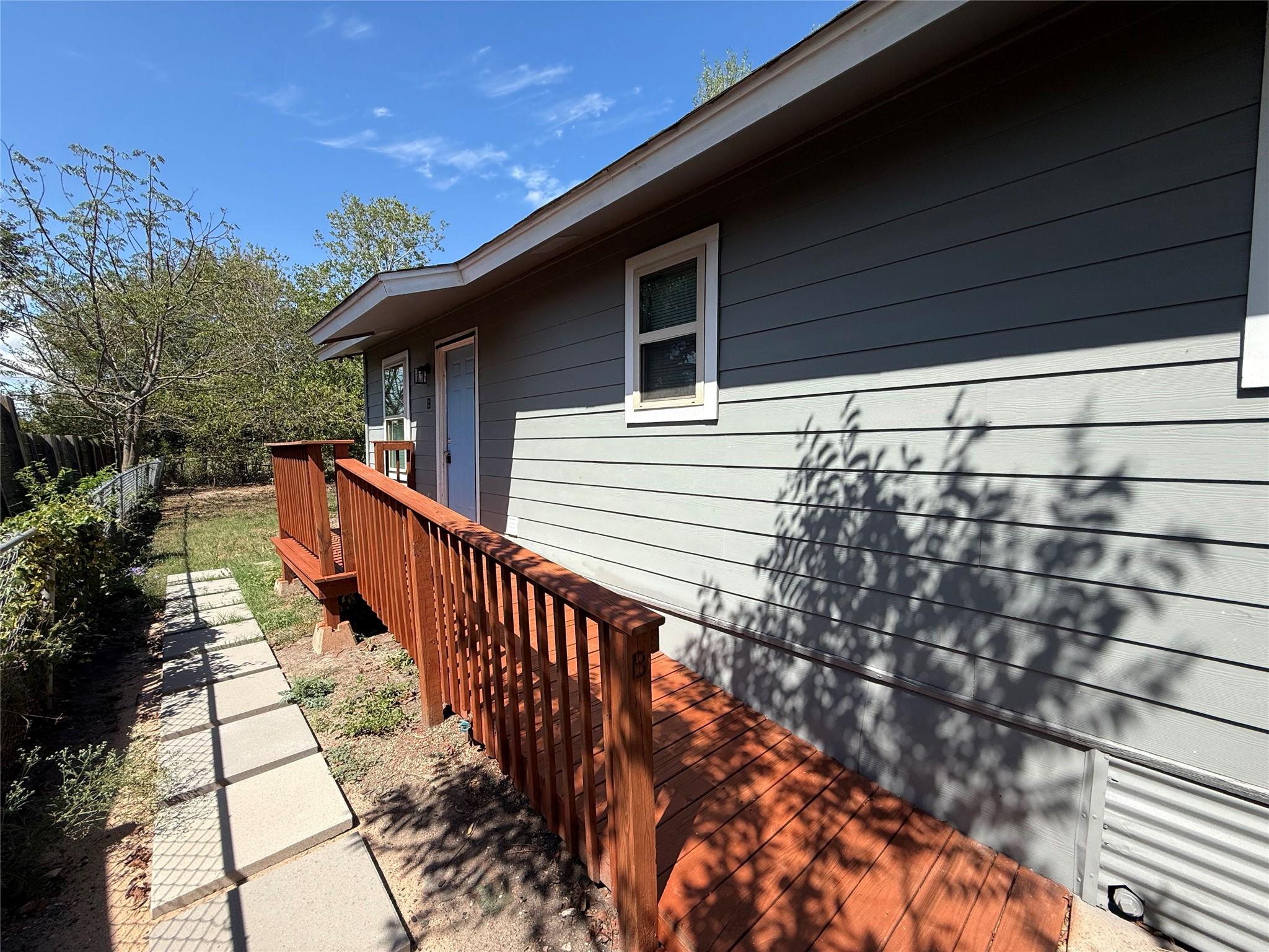 1009 Alex St #b Property Photo 1