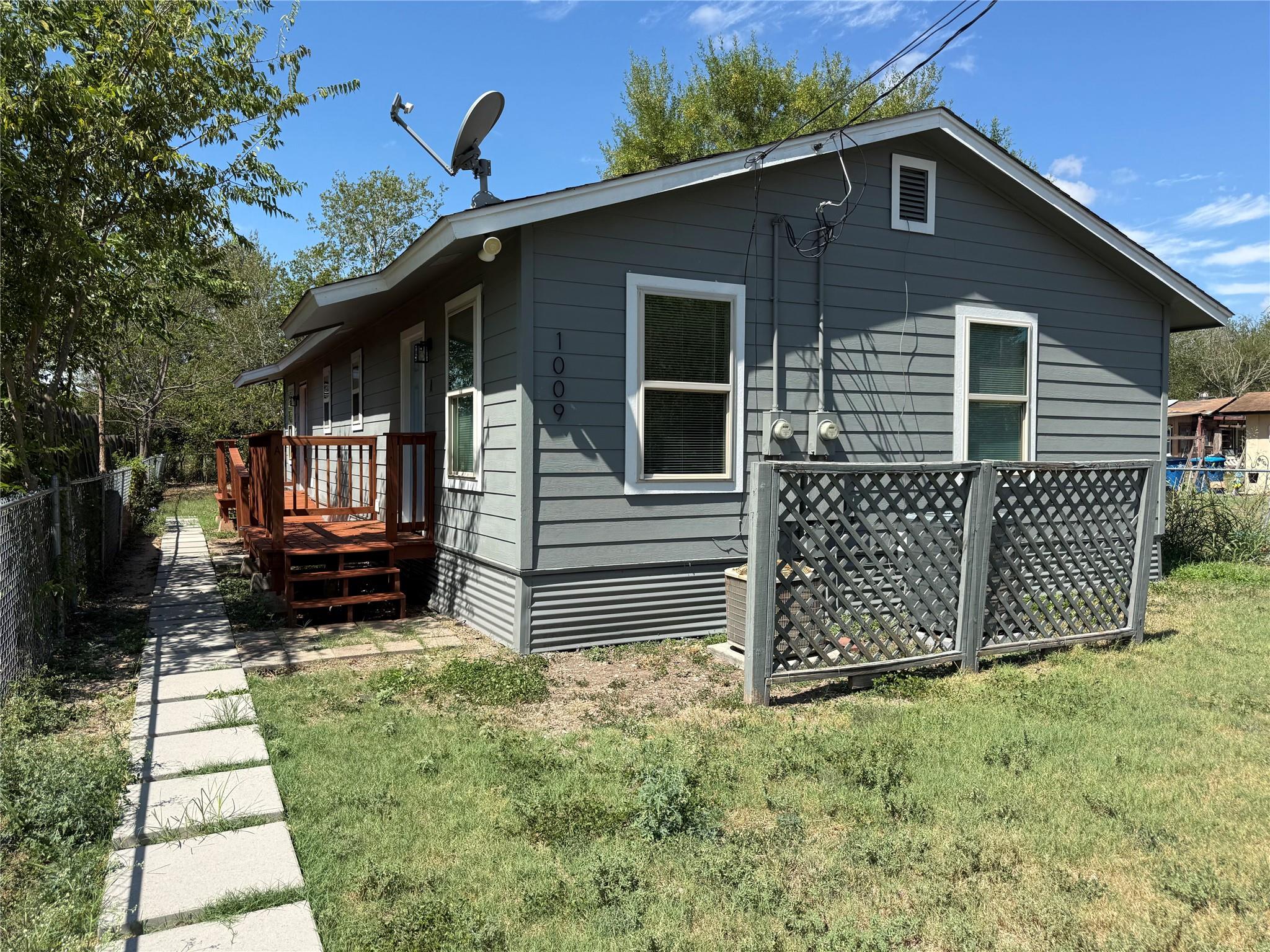 1009 Alex St #b Property Photo 2