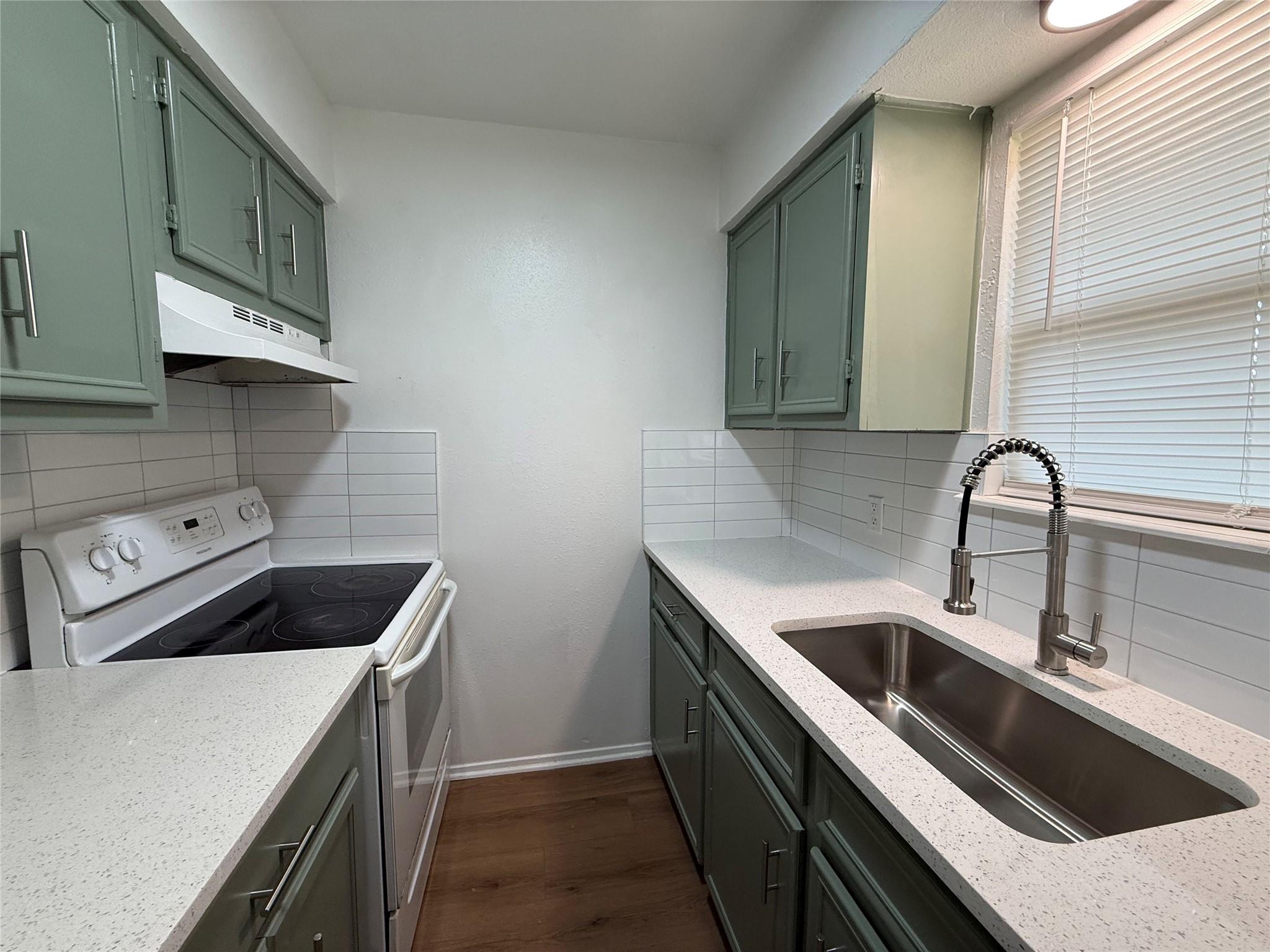 1009 Alex St #b Property Photo 4