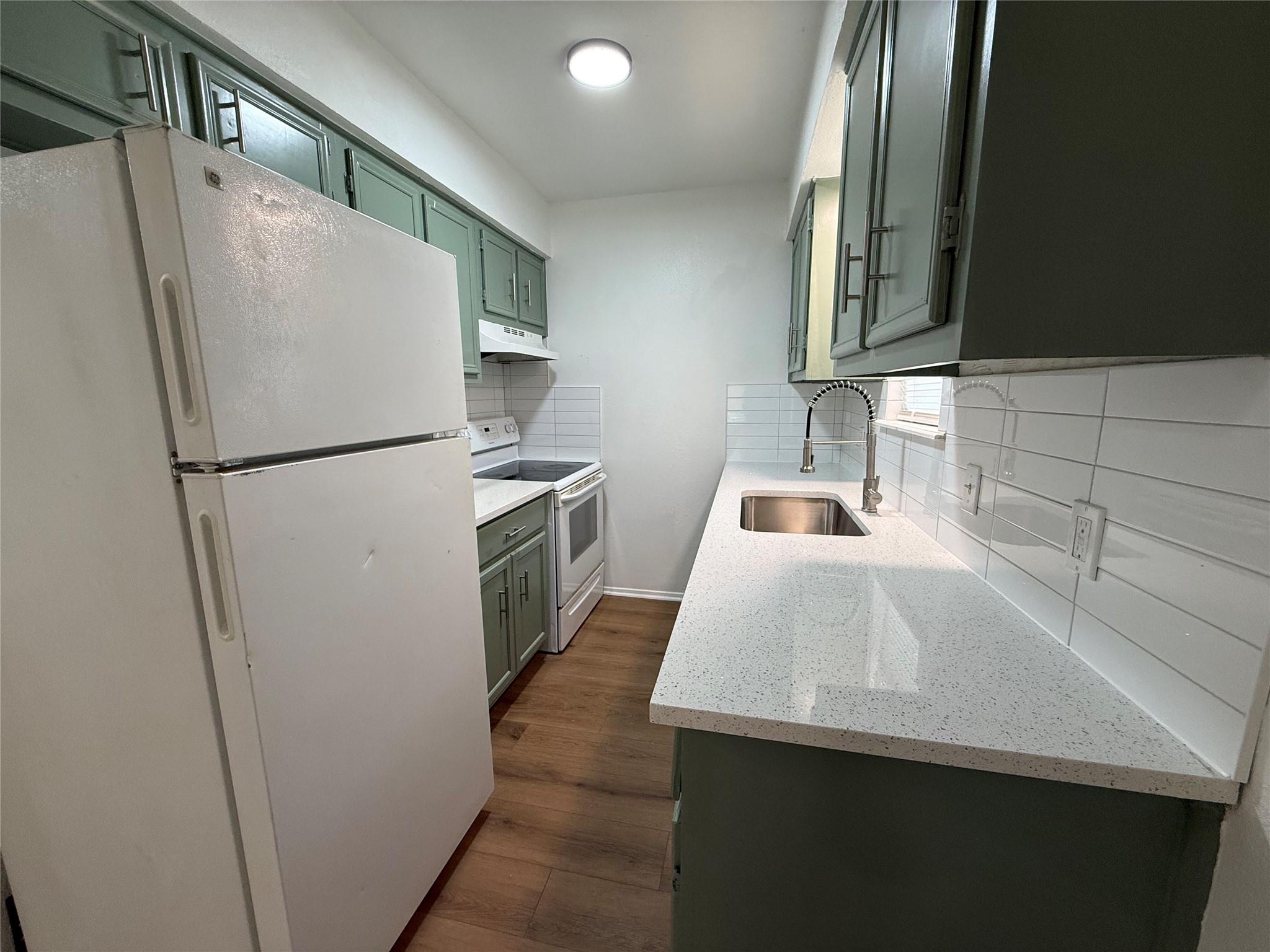 1009 Alex St #b Property Photo 5