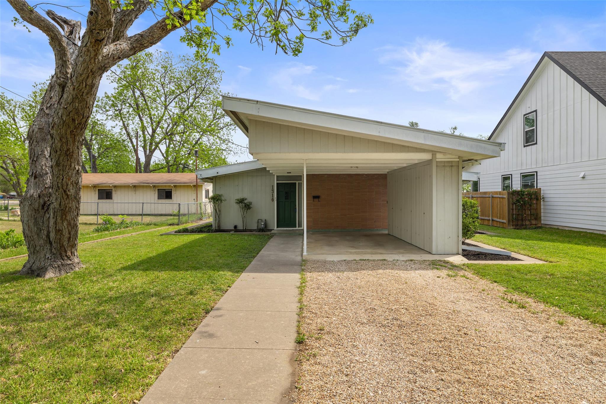1310 Thompson St Property Photo