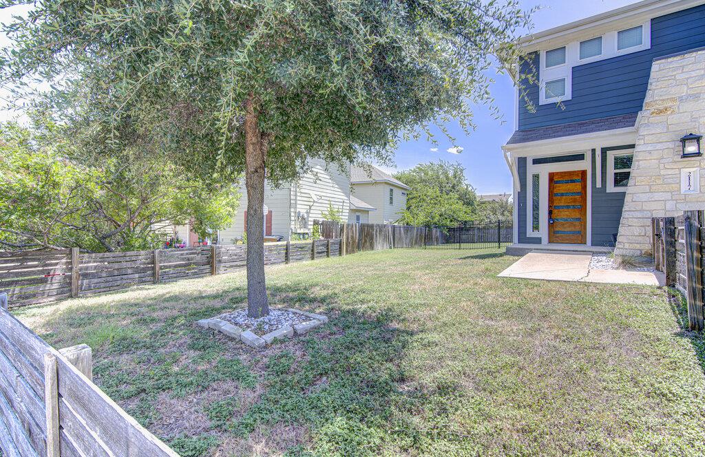 2117 Maxwell Ln Property Photo 3